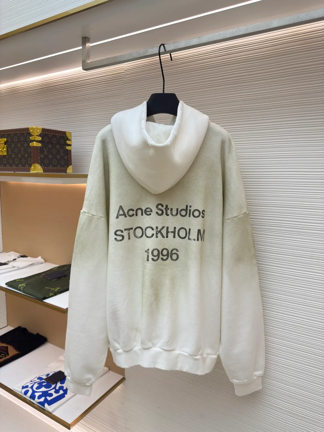 Acne Studios 1996 distressed printed hooded sweatshirt ●Authentic product: purchased and developed for 2299 ●Item number: 1680615-A85 ●Fabric: pure cotton fabric ●Technology: printing production ●Version: loose fit ●Weight: about 890 grams ●Size: S-M-L-XL ●Description: The fabric is made of custom-made pure cotton, washed with distressed and dirty gradient techniques, printed on the back, and the overall wiring is straight and delicate. The fabric is comfortable and soft, with consistent colors and no color difference. It can be matched with the same style to create a fashionable look and control various occasions. Customized accessories, complete with three standards, same style for men and women!